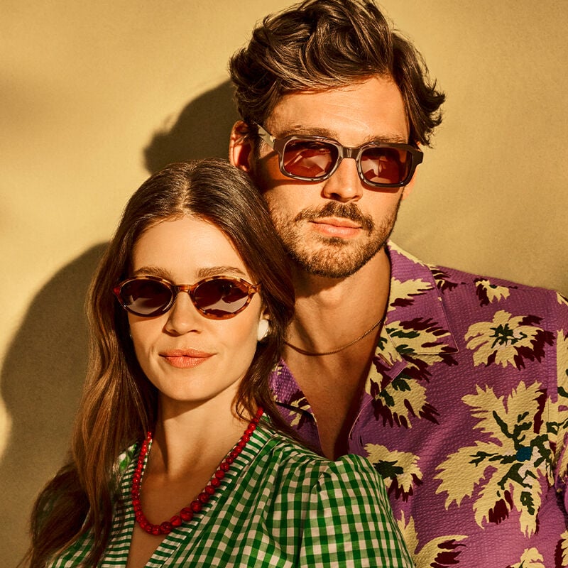 Mann mit dunklen Haaren und einer blau-transparenten Sonnenbrille